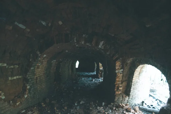 Baksteen tunnels van een oude fabriek van de baksteen. — Stockfoto