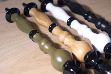 Ahşap arka plan üzerinde ahşap nargile süsleme.