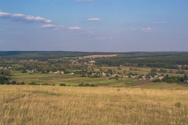 Yaz güneşli manzara şehir dışında gün batımında.