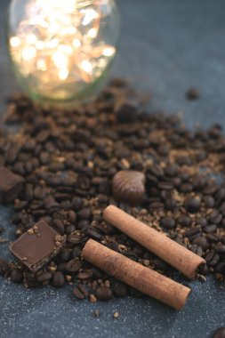 Tatlı natürmort. Kahve çekirdekleri, çikolata ve tarçın.