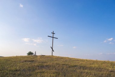 Büyük ahşap çapraz dağ. Eylül manzara.