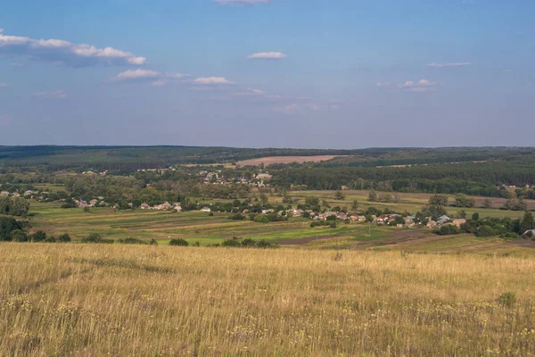 Yaz güneşli manzara şehir dışında gün batımında.