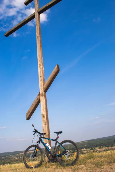 Górskim w pobliżu duży drewniany krzyż na górze. — Zdjęcie stockowe