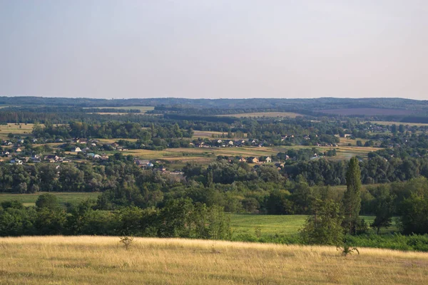 Yaz güneşli manzara şehir dışında gün batımında.