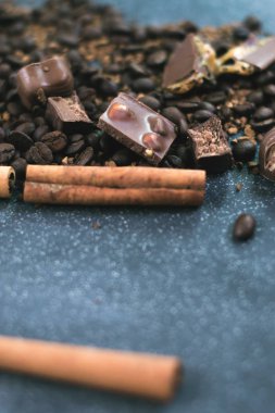 Tatlı natürmort. Kahve çekirdekleri, çikolata ve tarçın.