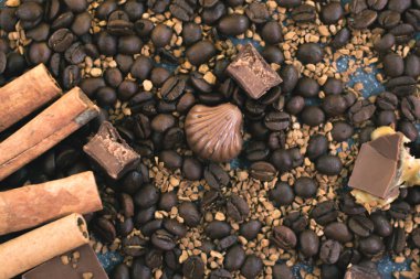 Tatlı natürmort. Kahve çekirdekleri, çikolata ve tarçın.