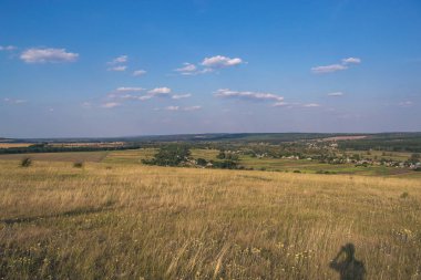 Yaz güneşli manzara şehir dışında gün batımında.