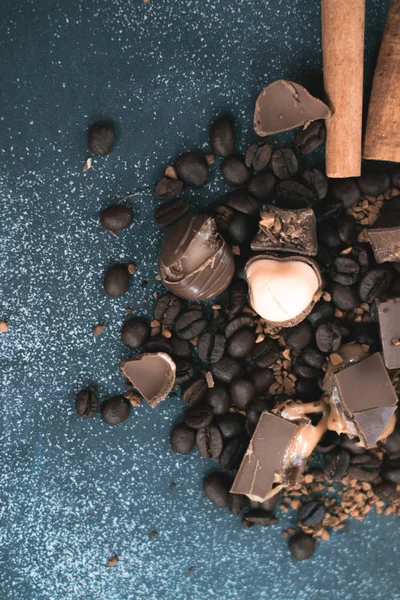 Tatlı natürmort. Kahve çekirdekleri, çikolata ve tarçın.