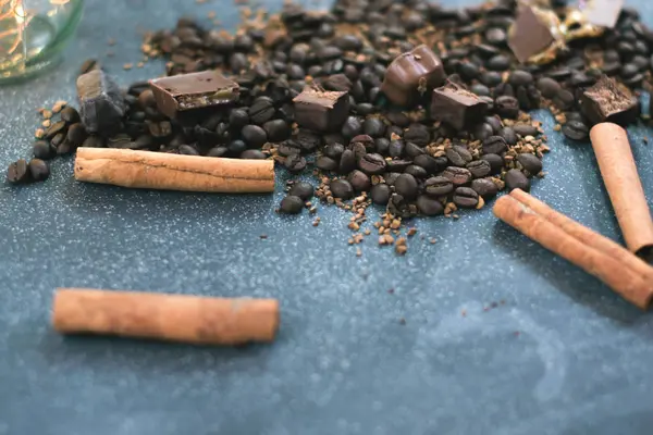 Tatlı natürmort. Kahve çekirdekleri, çikolata ve tarçın.