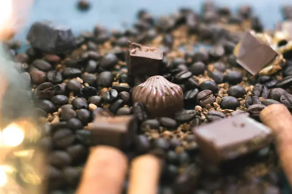 Tatlı natürmort. Kahve çekirdekleri, çikolata ve tarçın.