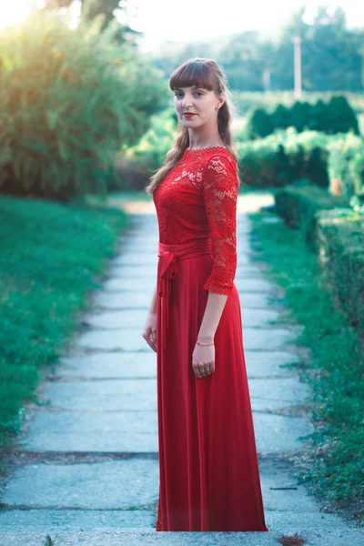 Bella ragazza in abito di pizzo nel parco autunnale . — Foto Stock