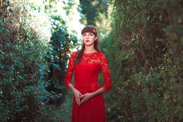 Retrato de uma bela jovem em um vestido vermelho. — Fotografia de Stock