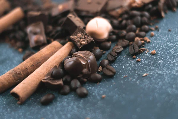 Tatlı natürmort. Kahve çekirdekleri, çikolata ve tarçın.