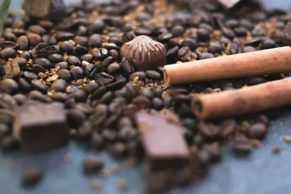 Tatlı natürmort. Kahve çekirdekleri, çikolata ve tarçın.