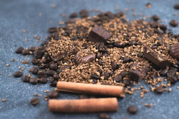 Tatlı natürmort. Kahve çekirdekleri, çikolata ve tarçın.