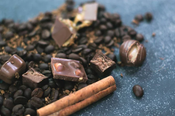 Tatlı natürmort. Kahve çekirdekleri, çikolata ve tarçın.