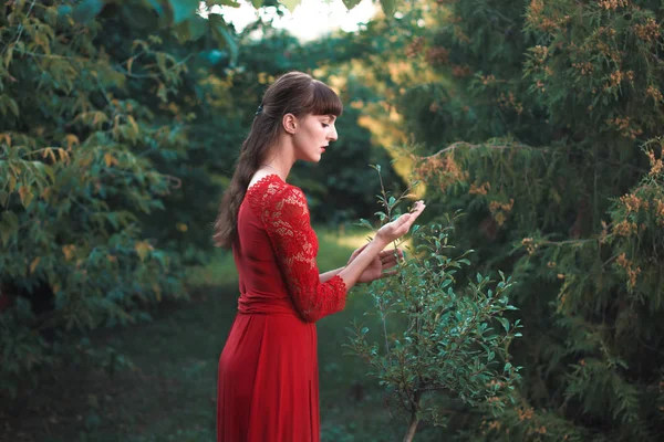 Belle jeune fille en robe de dentelle dans le parc d'automne . — Photo