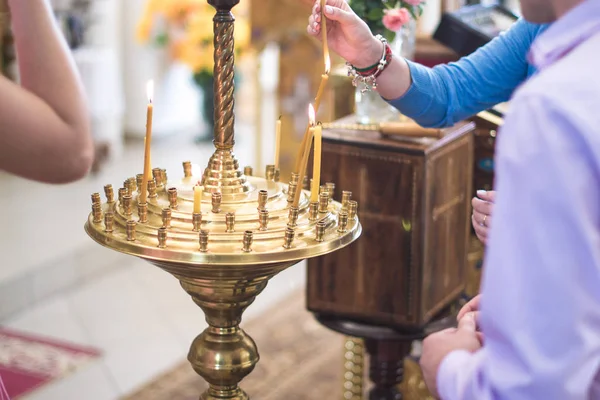 Kilisede insanlar mumlar yaktı koydu.