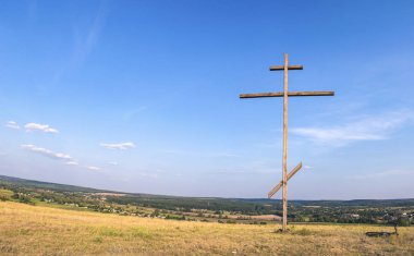 Büyük ahşap çapraz dağ. Eylül manzara.