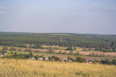 Yaz güneşli manzara şehir dışında gün batımında.