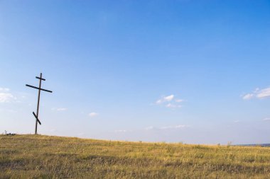 Büyük ahşap çapraz dağ. Eylül manzara.