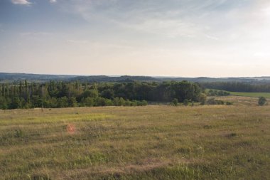 Yaz güneşli manzara şehir dışında gün batımında.