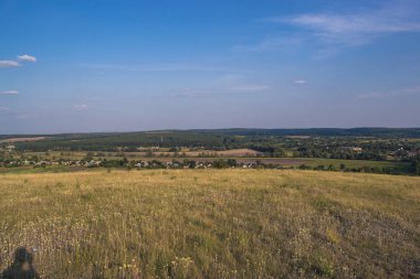 Yaz güneşli manzara şehir dışında gün batımında.