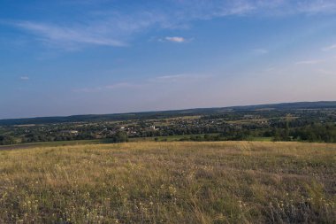Yaz güneşli manzara şehir dışında gün batımında.