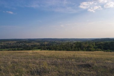 Yaz güneşli manzara şehir dışında gün batımında.