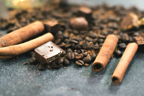 Tatlı natürmort. Kahve çekirdekleri, çikolata ve tarçın.