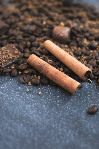 Tatlı natürmort. Kahve çekirdekleri, çikolata ve tarçın.