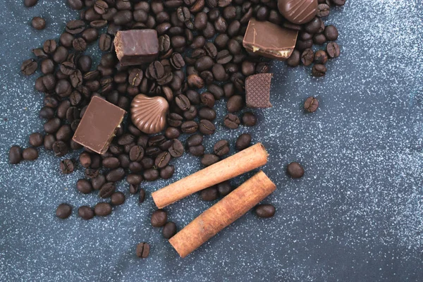 Tatlı natürmort. Kahve çekirdekleri, çikolata ve tarçın.