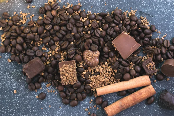 Tatlı natürmort. Kahve çekirdekleri, çikolata ve tarçın.