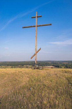Büyük ahşap çapraz dağ. Eylül manzara.