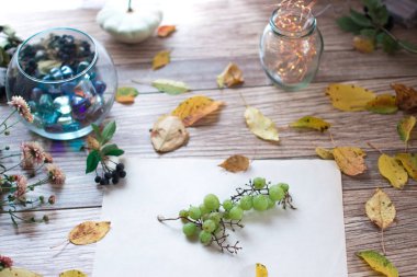 Üzüm üzüm ahşap arka plan üzerinde. Sonbahar natürmort.