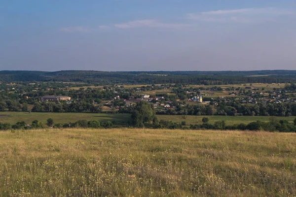 De zonnige landschap zomer bij zonsondergang van de dag buiten de stad. — Stockfoto