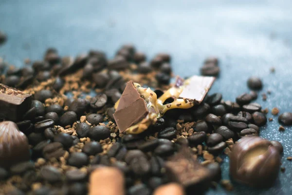 Tatlı natürmort. Kahve çekirdekleri, çikolata ve tarçın.