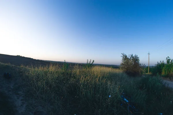 Wieczorny krajobraz lato pole w pobliżu drogach. — Zdjęcie stockowe