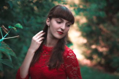 Güzel genç kız sonbahar Park dantelli elbise.