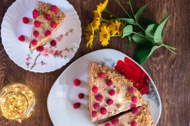 Ev yapımı kek ahşap arka plan üzerinde bir tepside pişirme.