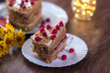 Ev yapımı kek ahşap arka plan üzerinde bir tepside pişirme.