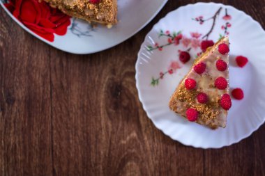 Ev yapımı kek ahşap arka plan üzerinde bir tepside pişirme.