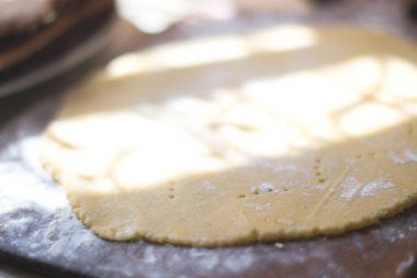 Güneşin mutfakta pişirme için pişirme hamur.