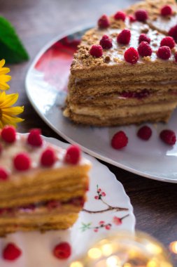 Ev yapımı kek ahşap arka plan üzerinde bir tepside pişirme.