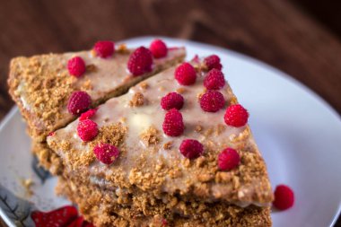 Ev yapımı kek ahşap arka plan üzerinde bir tepside pişirme.