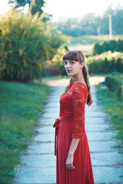 Belle jeune fille en robe de dentelle dans le parc d'automne . — Photo