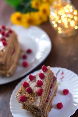 Ev yapımı kek ahşap arka plan üzerinde bir tepside pişirme.