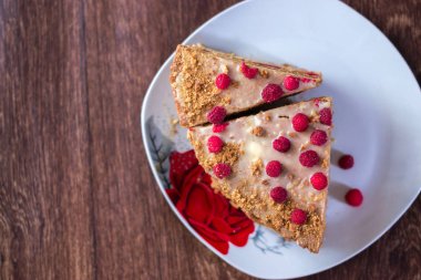 Ev yapımı kek ahşap arka plan üzerinde bir tepside pişirme.