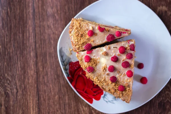 Ev yapımı kek ahşap arka plan üzerinde bir tepside pişirme.