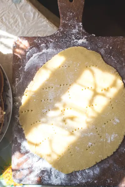 Güneşin mutfakta pişirme için pişirme hamur.